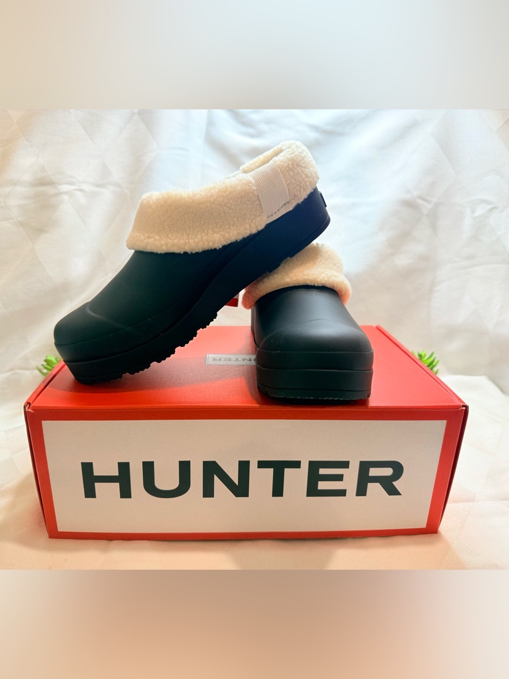 Hunter WOMENS PLAY INSULATED CLOG  Black Mules with Cream Sherpa Collar NEW